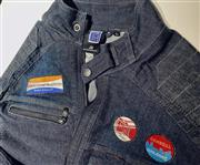 胸のワッペンは業種ごとにデザインが異なり、首元などのボタンには「職」と刻印されている