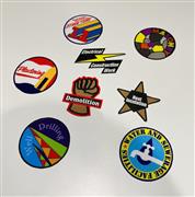 ワッペンは業種ごとにある。こぶしの形は解体工事業、蛇口のマークは水道設備工事