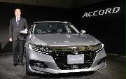 ホンダが７年ぶりに新型「アコード（ＡＣＣＯＲＤ）」を発表した。新型アコードに横に立つ宮原哲也開発責任者。＝２０日午前、東京都港区（松井英幸撮影）