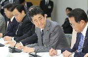 月例経済報告等に関する関係閣僚会議に臨む安倍晋三首相（手前から２人目）＝２０日午後、首相官邸（春名中撮影）