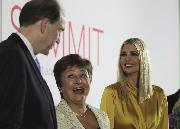 イバンカ・トランプ米大統領補佐官（右）、デイビッド・マルパス世界銀行総裁（左）と談笑するクリスタリナ・ゲオルギエワＩＭＦ専務理事（中央）＝２月１６日、アラブ首長国連邦・ドバイ（ＡＰ）