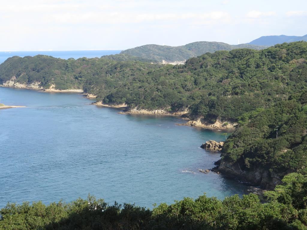 淡海峡に浮かぶ無人島の友ケ島＝和歌山市