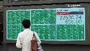 取引開始直後、８００円以上急落した日経平均株価を示す株価ボード＝２５日午前、東京都中央区（松井英幸撮影）