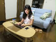 在宅勤務する女性。政府が呼び掛けるテレワークだがすべての業務で行えるわけではない（アステリア提供）