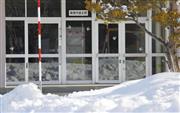 新型コロナウイルス感染拡大の影響で休校となった北海道北広島市の公立小学校。児童の登校時間になっても電気は消されたままだった＝２７日午前８時２５分