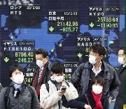 新型コロナウイルスの世界的な感染拡大で、各国で下落した株価指数などを表示するボード＝２８日午後、東京・八重洲