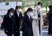 　新型コロナウイルスの感染拡大を受け、マスク姿で合同会社説明会の会場に向かう就職活動の学生ら＝１日午前、東京都港区
