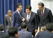記者から質問を求める声が上がる中、会見場を後にする安倍首相（左から２人目）＝２月２９日午後、首相官邸