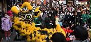 中国の旧正月「春節」を迎え、商売繁盛をもたらす獅子舞が登場したが･･･＝１月２５日、横浜市中区の横浜中華街（鴨川一也撮影）