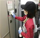 新型コロナウイルスの感染拡大を受け、航空機内で行われているアルコール消毒作業の様子＝羽田空港（日本航空提供）