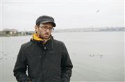 運河建設予定地のラグーン近くで話すジェミル・アクスさん（共同）