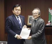 赤羽国交相（左）に要望書を手渡す日本旅館協会の北原茂樹会長＝２月２６日、国交省