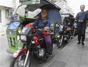 マニラで、所有するトライシクルに乗るマリチュ・セベロラさん（共同）