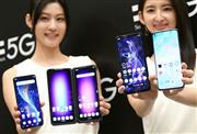 発表されたソフトバンクの５Ｇ対応スマホ４機種＝５日、東京・銀座