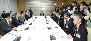 農林水産物・食品の輸出拡大のための輸入国規制への対応等に関する関係閣僚会議で発言する菅義偉官房長官（左手前から２人目）＝６日午前、首相官邸（春名中撮影）