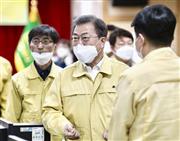 ２５日、韓国・大邱で開かれた新型コロナウイルスの対策会議に出席する文在寅大統領（聯合＝共同）