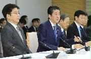 新型コロナウイルス感染症対策本部会合で発言する安倍首相（左から２人目）＝７日午後、首相官邸