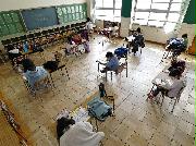 休校中の名古屋市内の小学校に登校して自主学習をする、保護者不在などのため自宅で過ごすことが難しい子どもたち＝３日