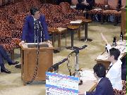 参院予算委員会で立憲民主党・蓮舫副代表兼参院幹事長（右）の質問に答弁を行う安倍晋三首相＝９日午前、国会・参院第１委員会室（春名中撮影）