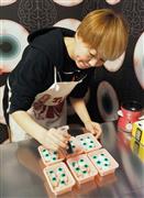 「目玉ゼリー」にクランベリーシロップを注入するナカニシア由ミさん＝大阪府豊中市