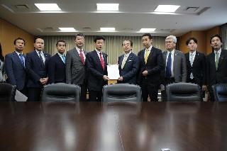 「消費税の事実上の停止」など訴え　自民若手議員ら西村経済再生相に提言書