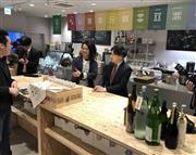 日本酒専門の観光案内所「日本酒観光案内バー」＝２月１４日、新潟市中央区（池田証志撮影）