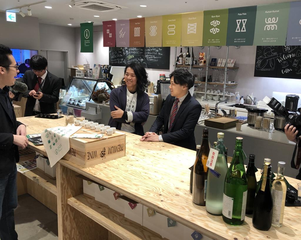 日本酒専門の観光案内所「日本酒観光案内バー」＝２月１４日、新潟市中央区（池田証志撮影）