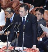 衆院予算委員会で答弁を行う鈴木馨祐外務副相＝２月２７日午前、国会・衆院第１委員室（春名中撮影）