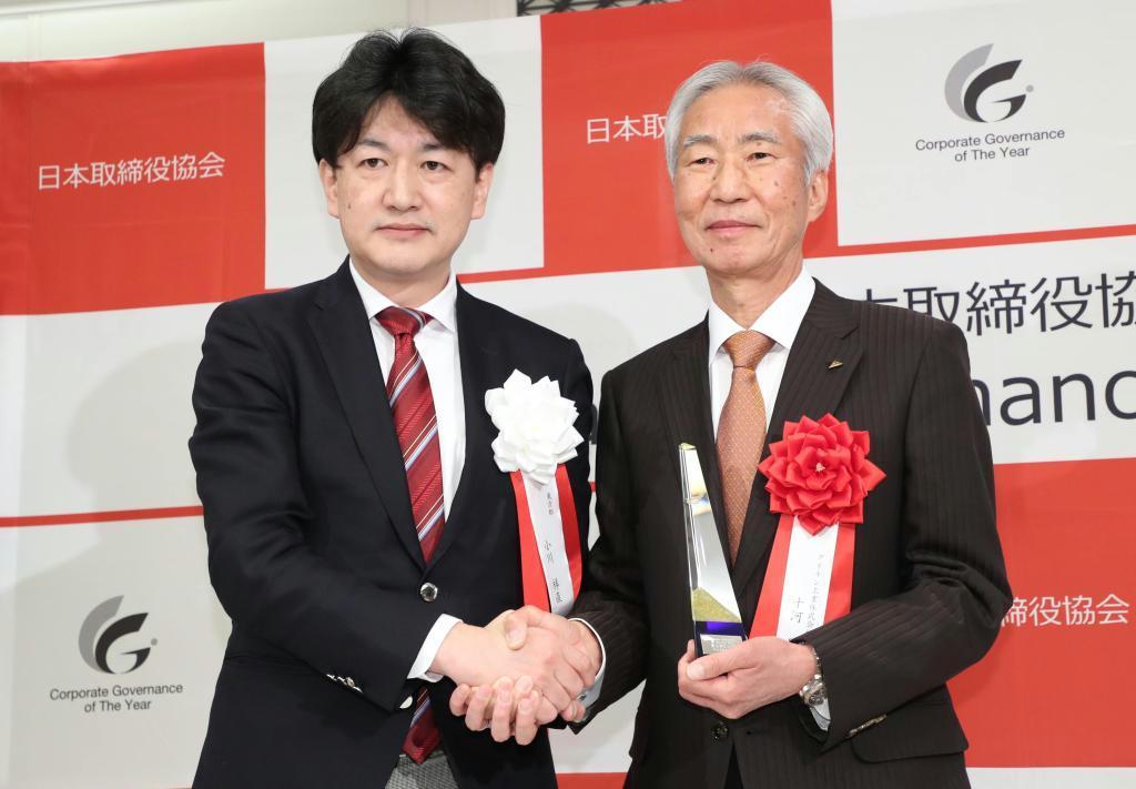 都知事賞を受賞し東京都戦略政策情報推進本部戦略事業担当部長の小川祥直氏（左）から表彰を受けたダイキン工業の十河政則社長