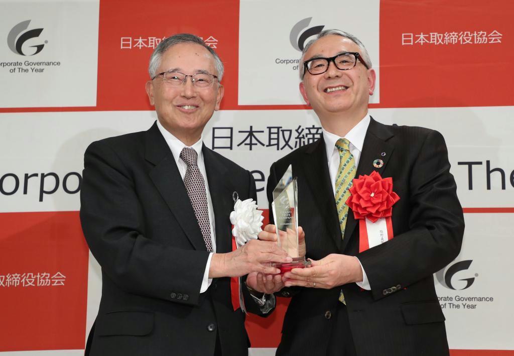 宮内義彦日本取締役会会長からトロフィーを受け取るガバナンス・オブ・ザ・イヤー大賞を受賞した塩野義製薬の手代木功（てしろぎ・いさお）社長（右）＝東京都千代田区