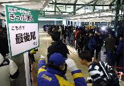 開業した高輪ゲートウェイ駅前にできた行列＝１４日午前、東京都港区（萩原悠久人撮影）