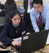 知的・精神障害者が働く「ＳＯＭＰＯチャレンジド」。特別支援学校の生徒がインターンとしてデータ入力を行っていた＝東京都西東京市（重松明子撮影）