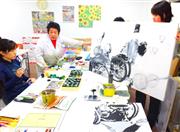 知的障害のアーティスト社員の画風は、それぞれの個性が際立つ。左奥は、指導にあたる画家の相澤登喜恵さん＝東京都千代田区（重松明子撮影）