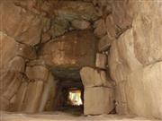 巨石を積み上げて築かれた高安千塚古墳群の開山塚古墳の石室＝大阪府八尾市