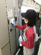 新型コロナウイルスの感染拡大を受け、航空機内で行われているアルコール消毒作業の様子＝羽田空港（日本航空提供）