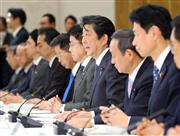新型コロナウイルス感染症対策本部で発言する安倍晋三首相（中央）＝２０日午後、首相官邸（萩原悠久人撮影）