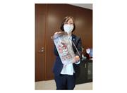 オリエンタルランドから寄付されたチョコ菓子＝２４日、千葉県浦安市役所（塩塚保撮影）