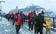 長崎港に入港したクルーズ船から下りた中国人ツアー客ら＝２０１８年１月、長崎市