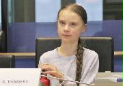 ４日、ブリュッセルのＥＵ欧州議会の委員会に出席した環境活動家グレタ・トゥンベリさん（共同）