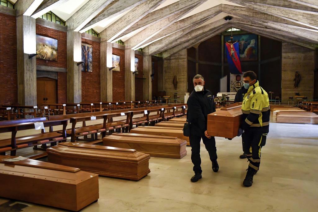 ２６日、火葬を待つ棺が並ぶイタリア北部、ベルガモのサンジュゼッペ教会の様子(ＡＰ)