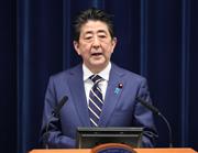 会見に臨む安倍晋三首相＝２８日午後、首相官邸（春名中撮影）