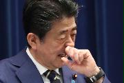 会見に臨む安倍晋三首相＝２８日午後、首相官邸（春名中撮影）