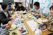 給食のカレーを食べて笑顔を見せる児童ら＝神奈川県横須賀市立浦郷小