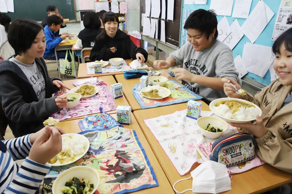 給食のカレーを食べて笑顔を見せる児童ら＝神奈川県横須賀市立浦郷小