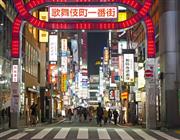 外出自粛要請が出され、週末を迎えた新宿・歌舞伎町＝２８日午後、東京都新宿区（萩原悠久人撮影）