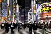新宿・歌舞伎町をマスク姿で歩く人たち＝２７日（ロイター）