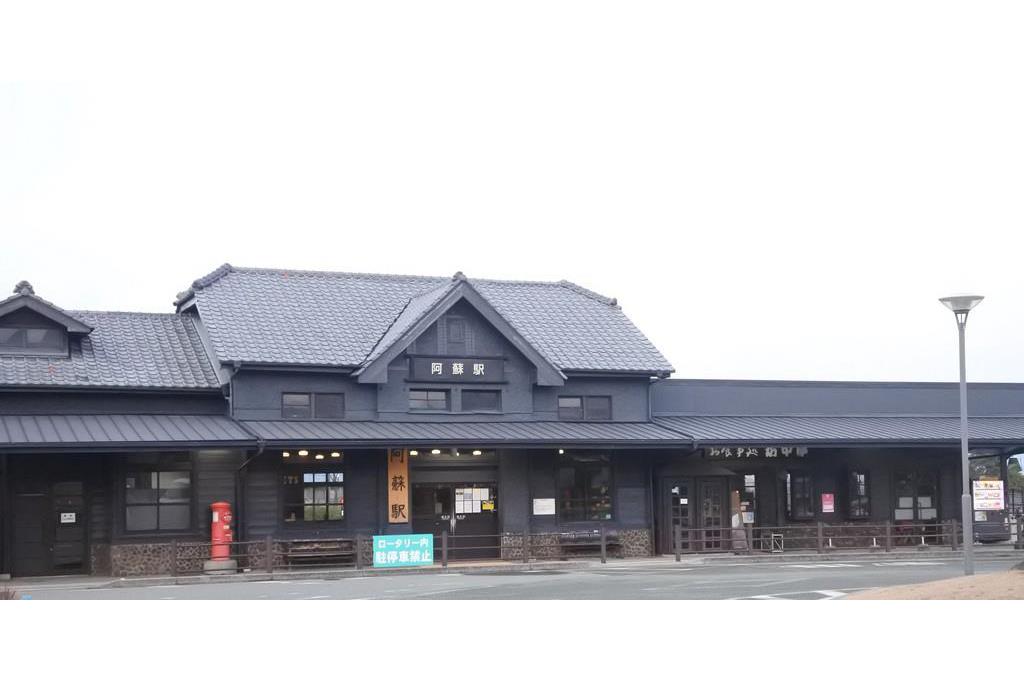 雄大な阿蘇五岳を望むことができる阿蘇駅