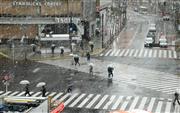 雪が降り、人通りが少ない渋谷駅前のスクランブル交差点＝２９日午後、東京都渋谷区（福島範和撮影）