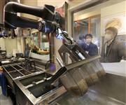 ＪＲ中央線東小金井駅の「駅そば」店で、そばの調理に当たるロボット