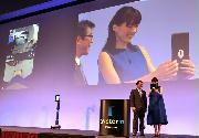 ＡＮＡホールディングスの片野坂真哉社長に教わり、タブレット端末を使ってアバターを操作する女優の綾瀬はるかさん（右）＝２０１９年１０月１５日、千葉市美浜区のＣＥＡＴＥＣ２０１９会場